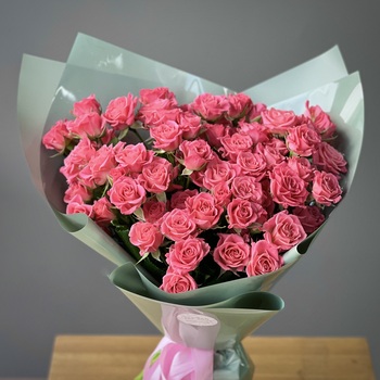 Букет из 21 кустовых малиновых роз