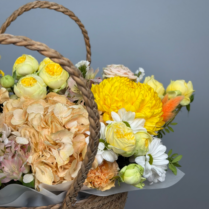 Цветы в корзине Радость жизни