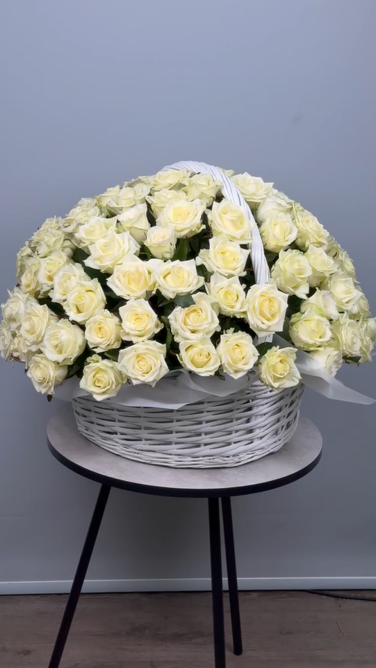 101 белая роза в корзине