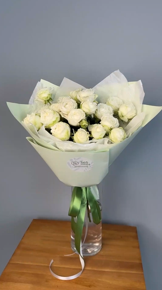 Букет из 9 кустовых пионовидных белых роз