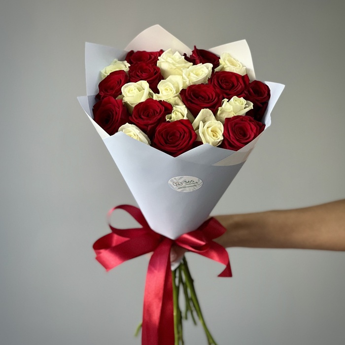 Букет из 21 красной и белой розы 50 см