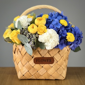 Цветы в корзине Утро в горах