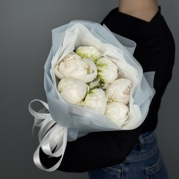 Букет из 7 белых пионов