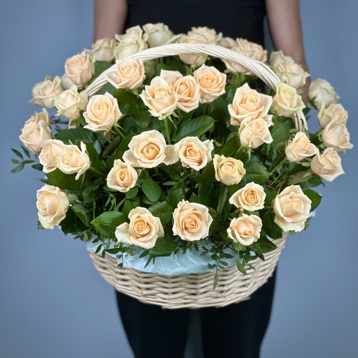 Корзина из 51 кремовой розы
