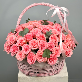 51 розовая роза с эвкалиптом в корзине