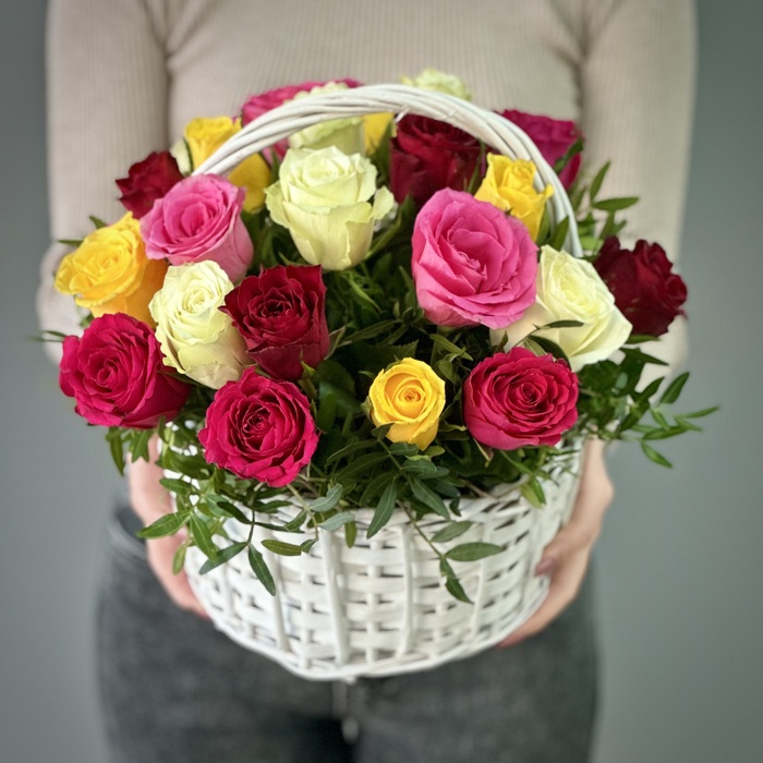 Корзина из 25 ярких роз Корзина из 25 ярких роз