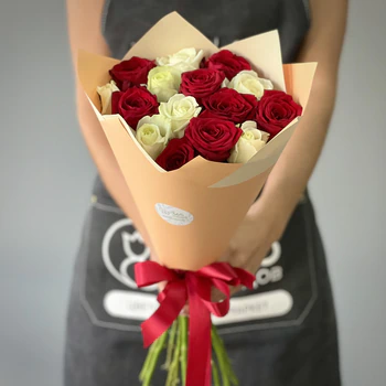 Букет из 15 красной и белой розы 75 см