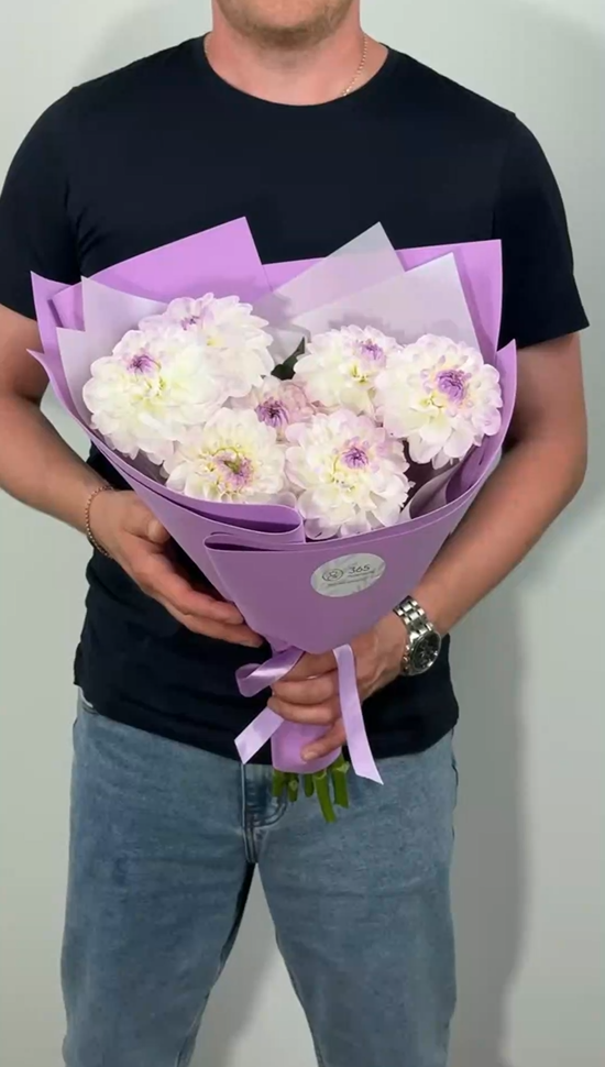 Букет из 7 бело-сиреневых георгин 