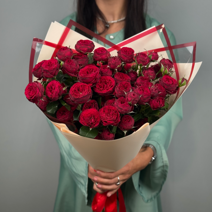 Букет из 11 кустовых пионовидных красных роз 