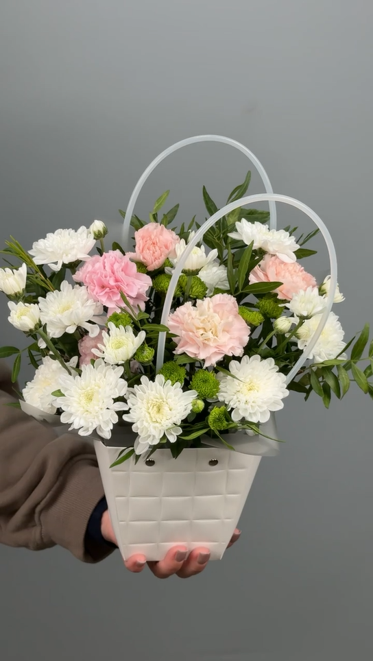 Цветы в коробке Цветочный комплимент