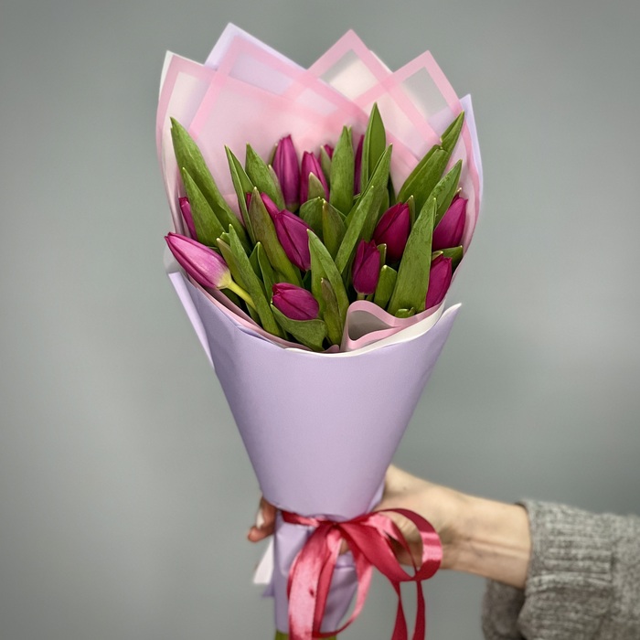Букет из 15 фиолетовых тюльпанов
