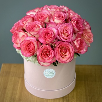Розы Джумилия в шляпной коробке M