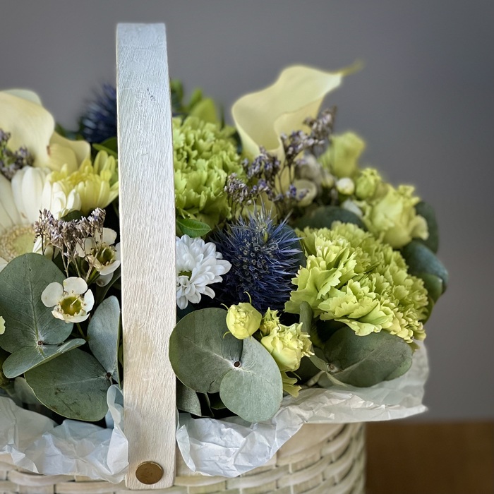 Цветы в корзине Киви