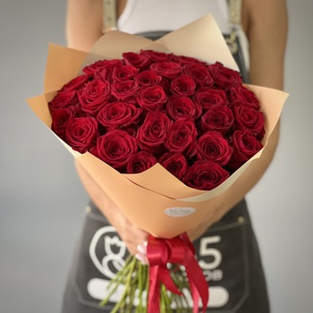 Букет из 31 красной розы 50 см