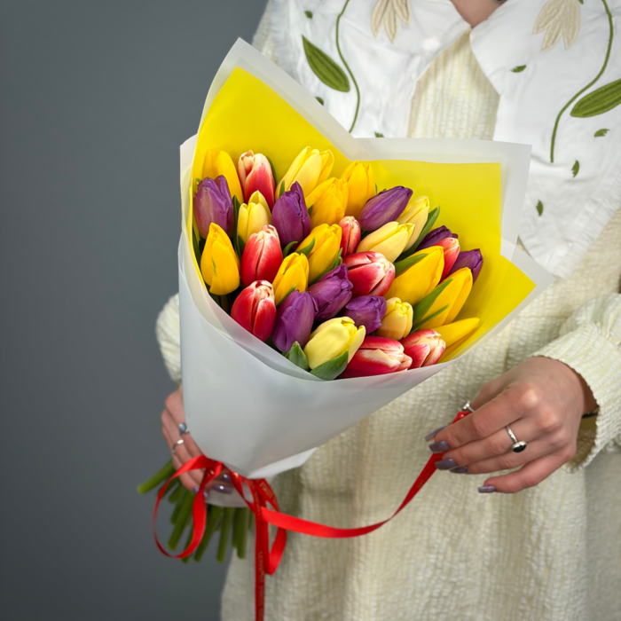 Букет из 31 тюльпанов яркий микс