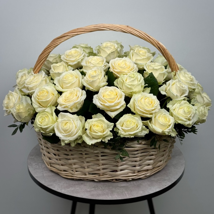 Корзина из 51 белой розы