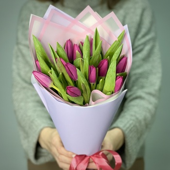Букет из 15 фиолетовых тюльпанов