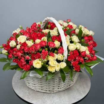 Корзина из кустовых бело-малиновых роз 