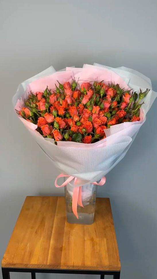 Букет из 25 кустовых оранжевых роз