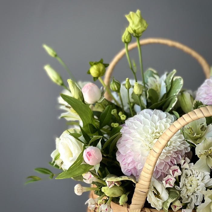 Цветы в корзине Глория