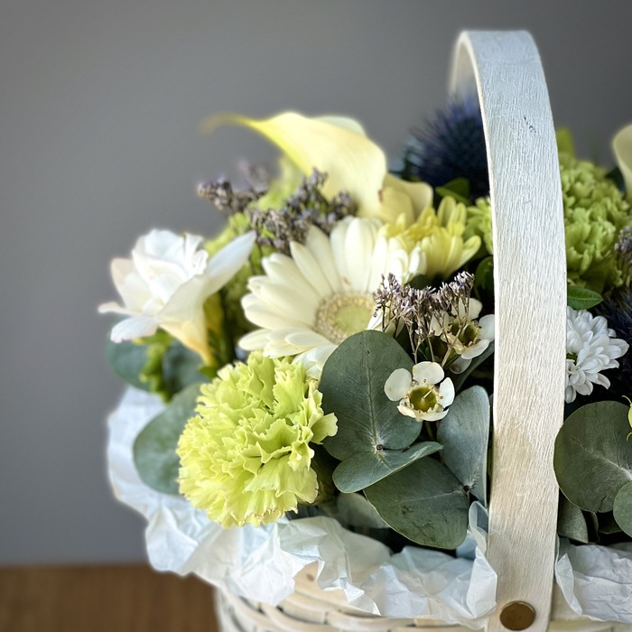 Цветы в корзине Киви