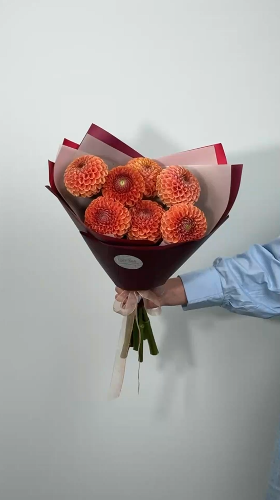 Букет из 7 оранжевых георгинов