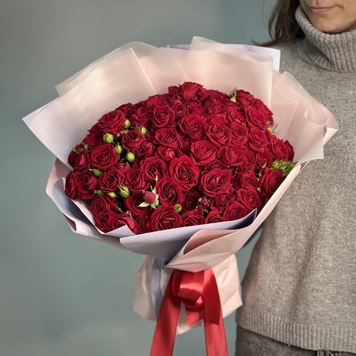 Букет из 25 кустовых красных роз Букет из 25 кустовых красных роз
