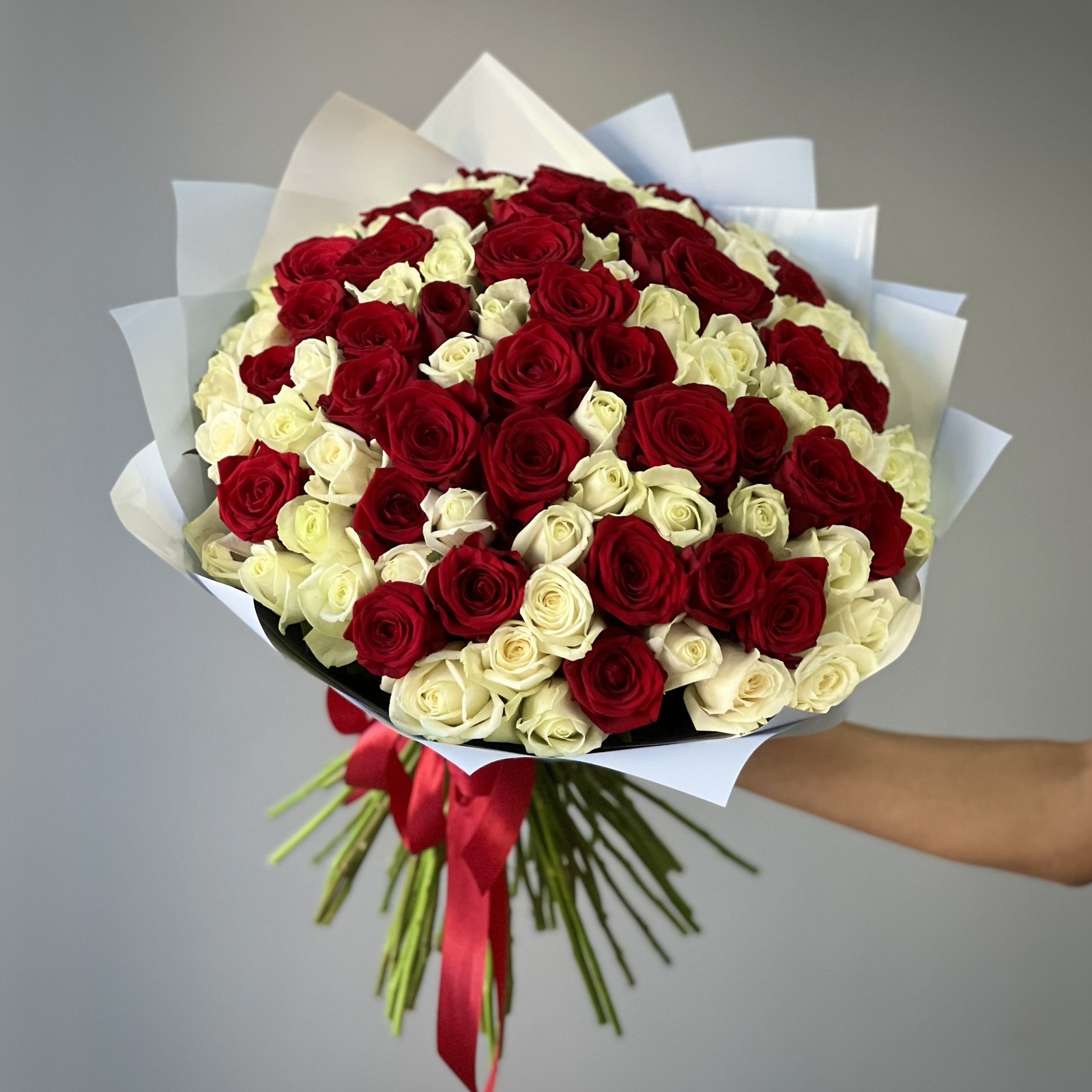 Букет из 101 красной и белой розы 70 см