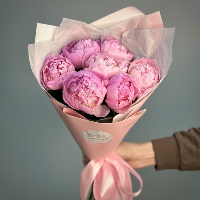 Букет из 7 розовых пионов