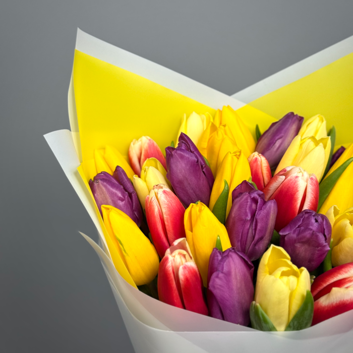 Букет из 31 тюльпанов яркий микс