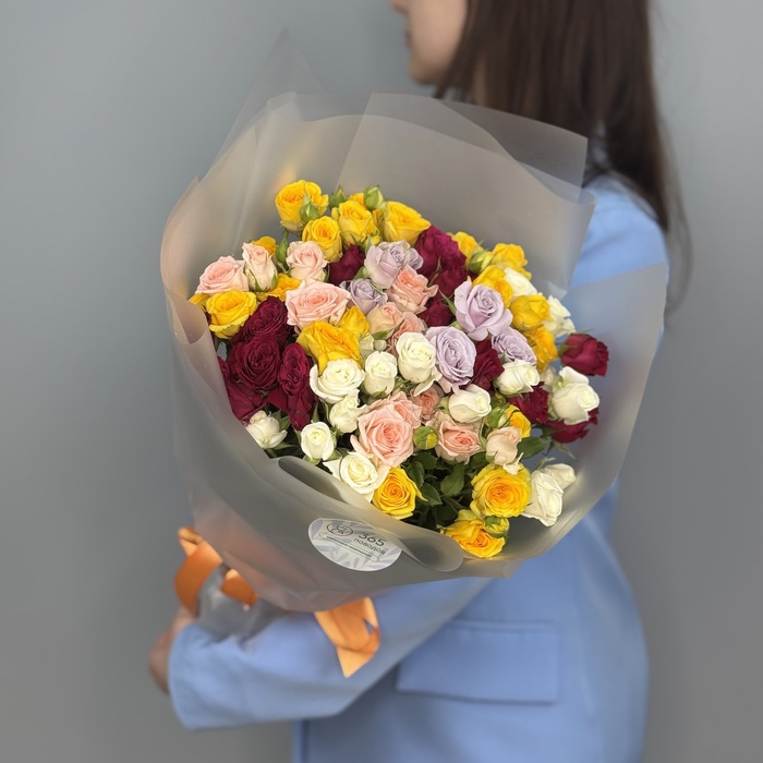 Букет из 1 ярких кустовых роз