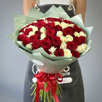 Букет из 71 красной и белой розы 70 см