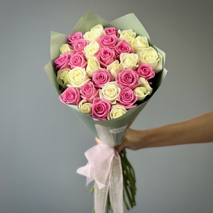 Букет из 31 белой и розовой розы 40 см