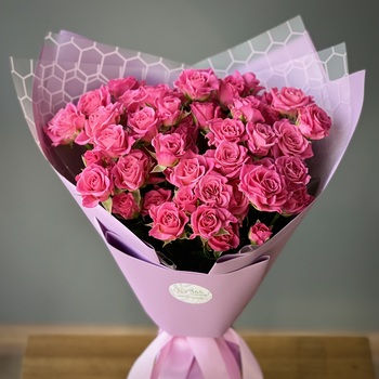 Букет из 15 кустовых малиновых роз