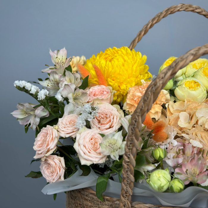 Цветы в корзине Радость жизни