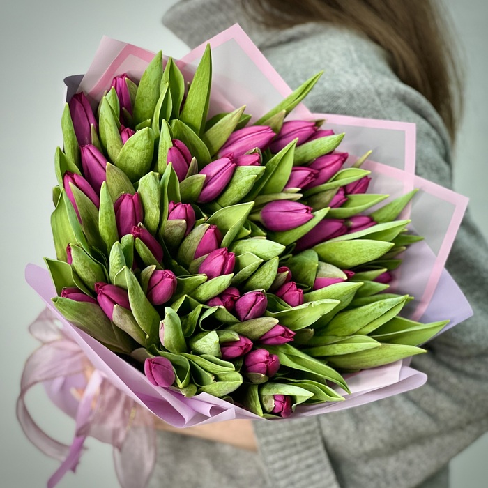 Букет из 101 фиолетовых тюльпанов