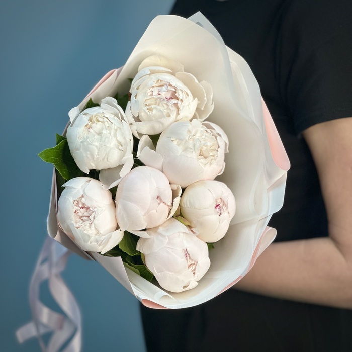 Букет из 7 бело-розовых пионов