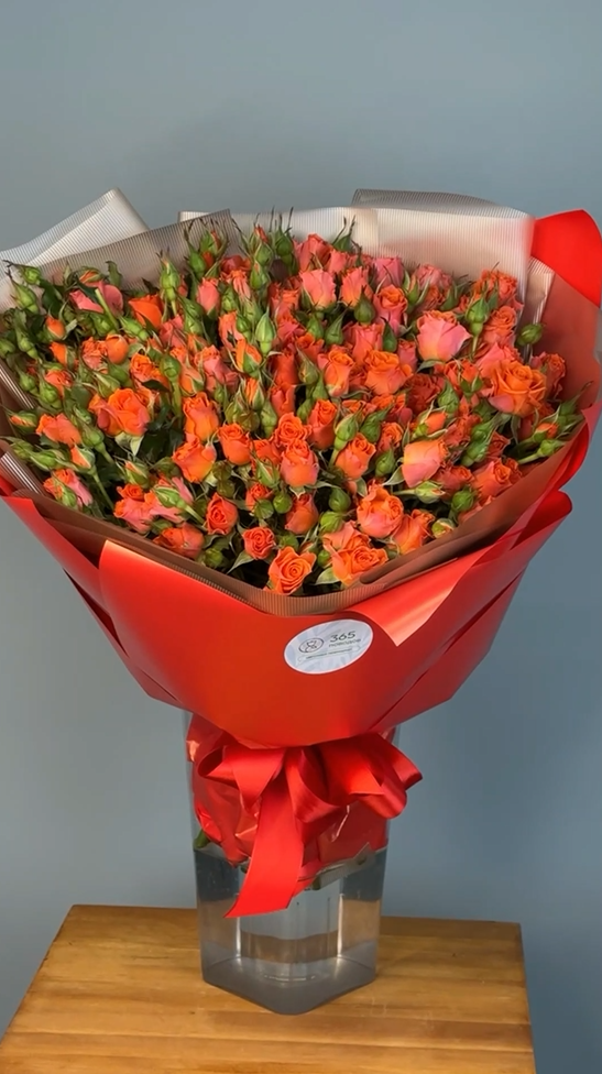 Букет из 31 кустовых оранжевых роз