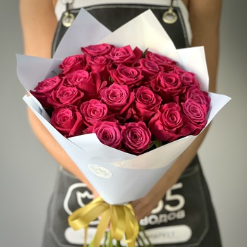 Букет из 21 малиновой розы 40 см