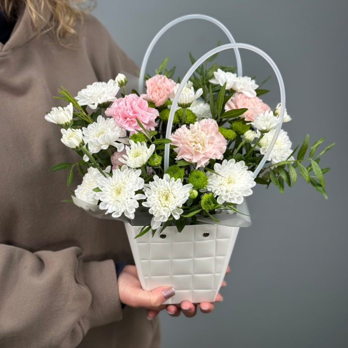 Цветы в коробке Цветочный комплимент