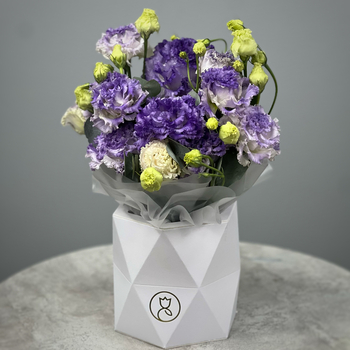 Фиолетовый лизиантус в шляпной коробке