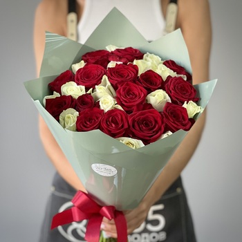 Букет из 31 красной и белой розы 50 см
