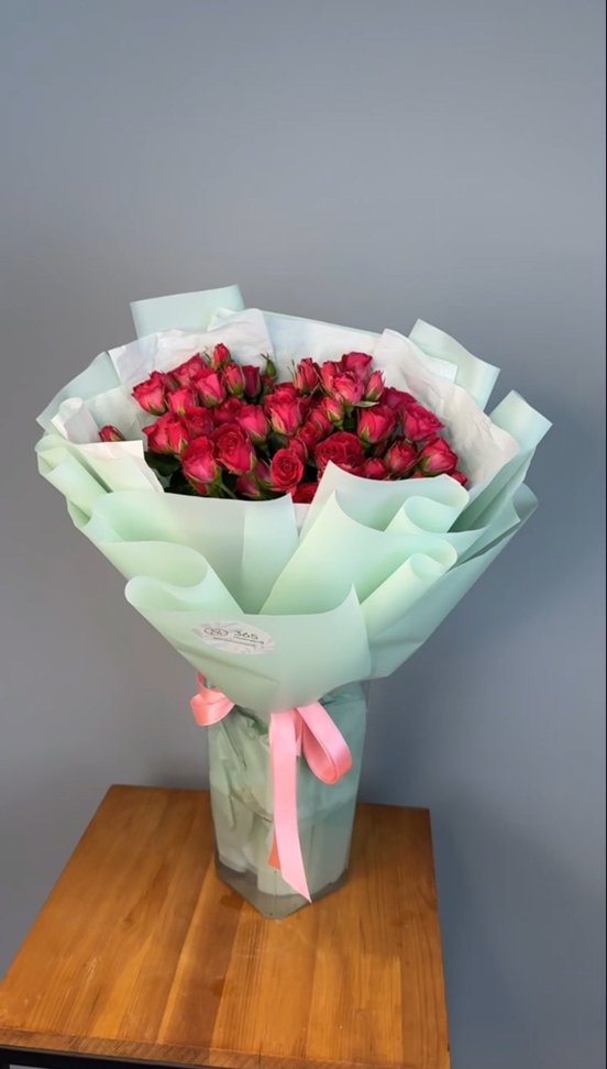 Букет из 11 кустовых ярко малиновых роз