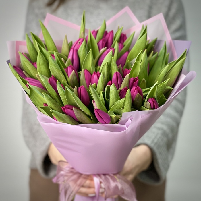 Букет из 41 фиолетовых тюльпанов