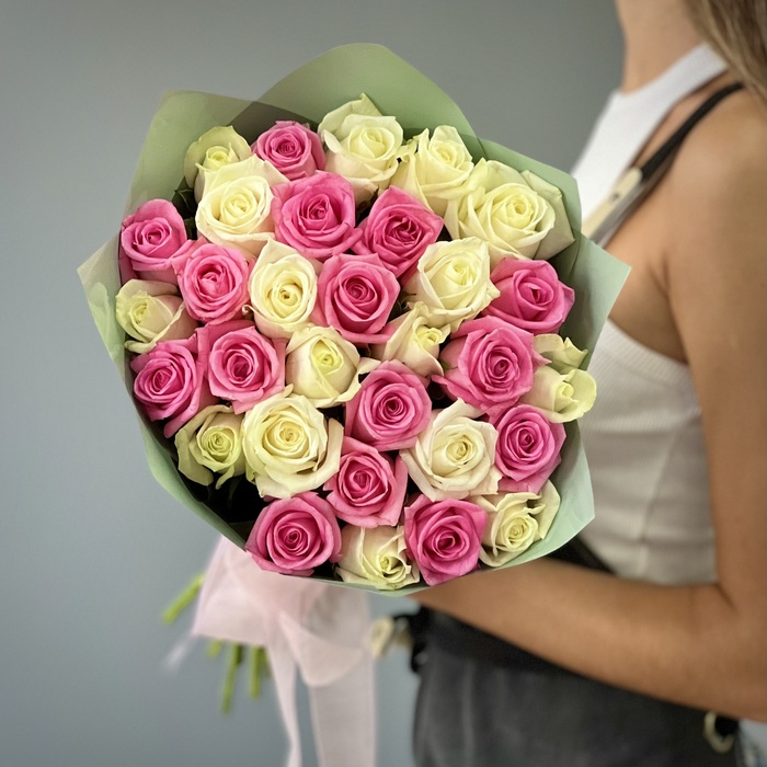 Букет из 31 белой и розовой розы 40 см