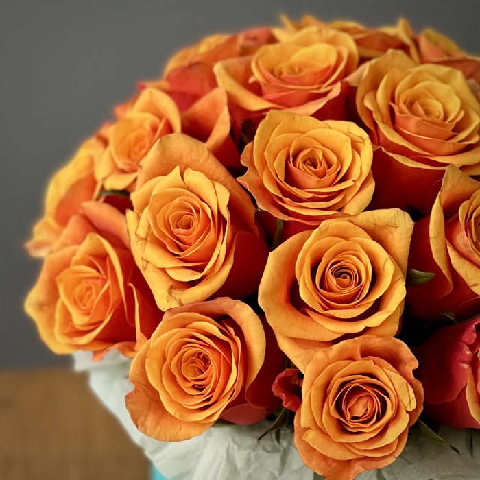 Оранжевые розы в шляпной коробке S