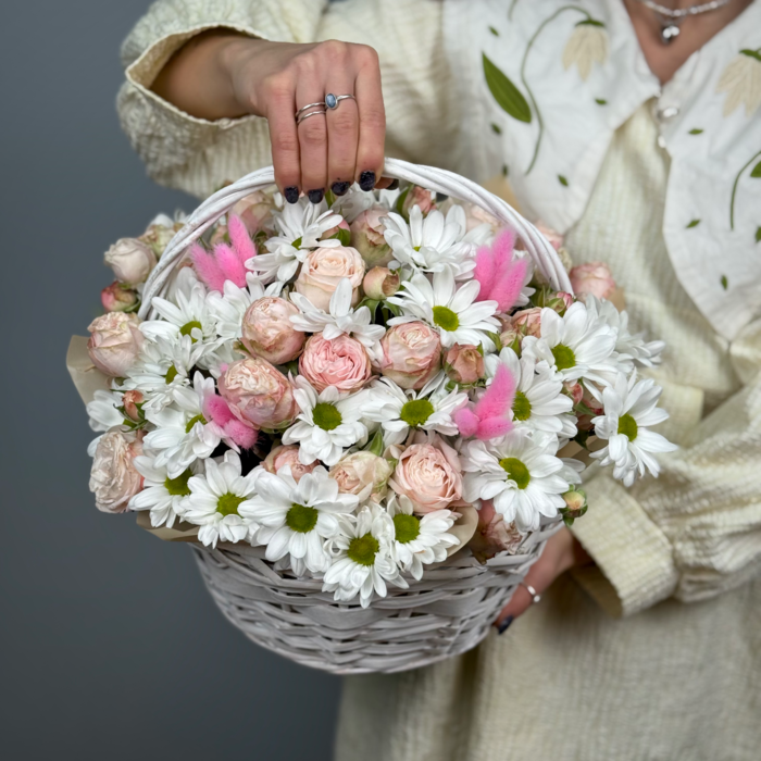 Цветы в корзине "Любит не любит"