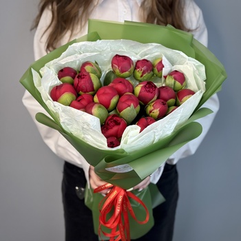 Букет из 21 бордовых пионов