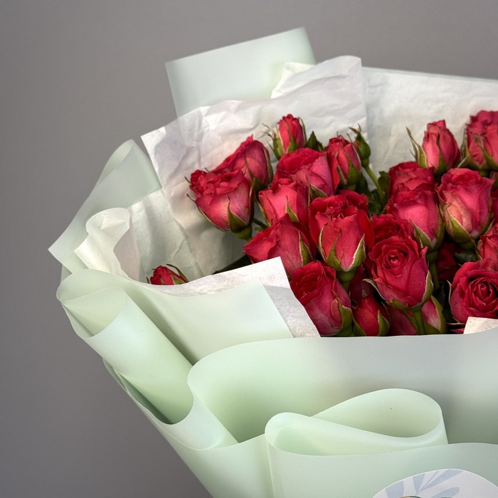 Букет из 9 кустовых ярко малиновых роз