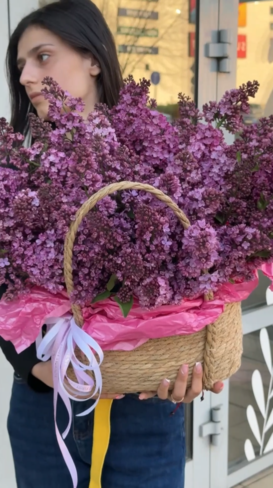 Цветы в корзине Сирень